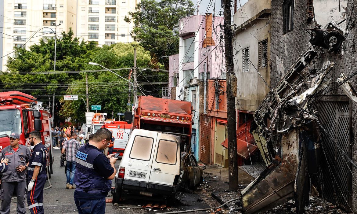 Avião de pequeno porte cai sobre casas na zona norte de São Paulo