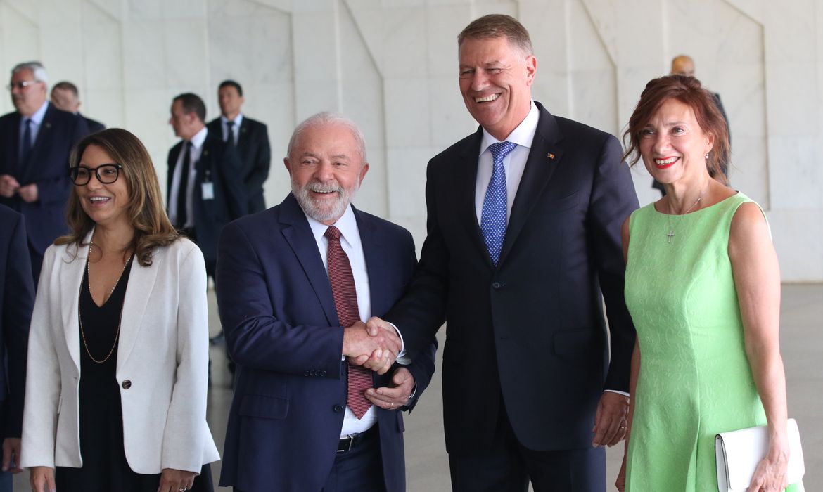 Brasília (DF), 18/04/2023 – O presidente Luiz Inácio Lula da Silva, com o Presidente da Romênia,Klaus Iohannis, acompanhado das primeira Damas. Foto  Antonio Cruz/Agência Brasil.
