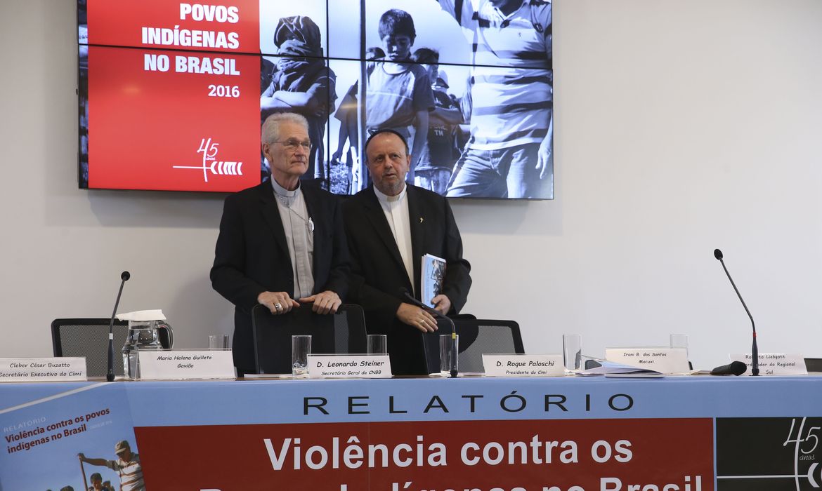 Brasília - O secretário-geral da CNBB, Dom Leonardo Steiner, e o presidente do CIMI, Dom Roque Paloschi, participam do lançamento do relatório Violência Contra os Povos Indígenas (Valter Campanato/Agência Brasil)