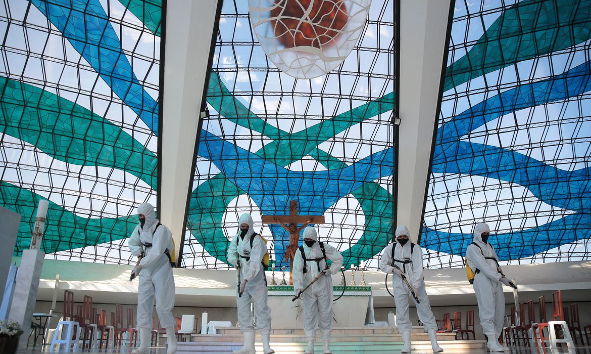 O Comando Conjunto Planalto, formado por integrantes das Forças Armadas, realiza a descontaminação da Catedral Metropolitana Nossa Senhora Aparecida – Catedral de Brasília, como parte das ações de combate e enfrentamento ao novo Coronavírus