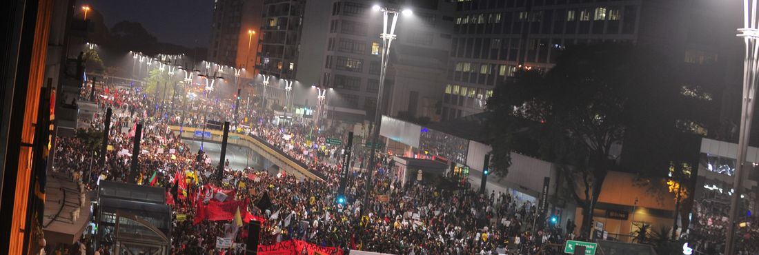Manifestantes em São Paulo ocupam a Avenida Paulista.