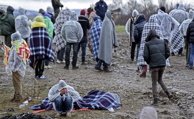 Refugiados afegãos na Macedônia aguardam permissão para cruzar a fronteira do país