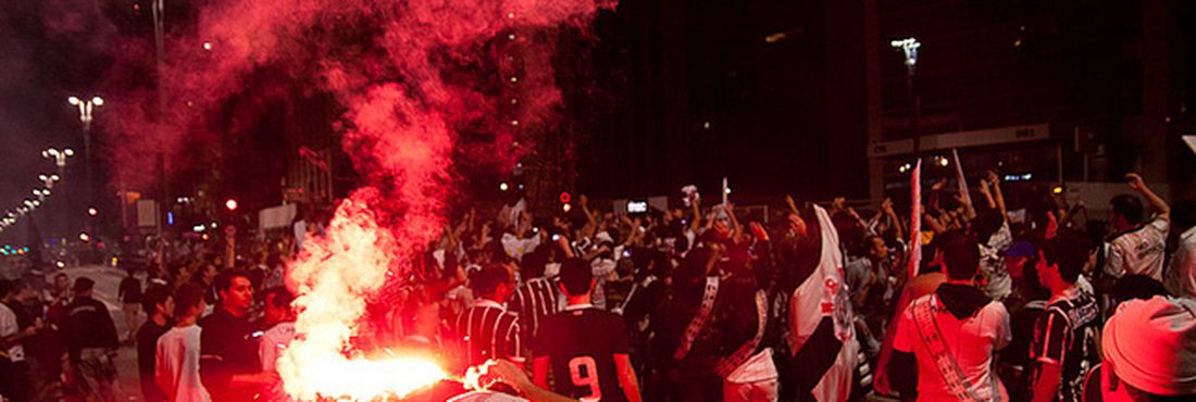 Festa dos torcedores do Corinthians na avenida Paulista, após título na Libertadores 2012.
