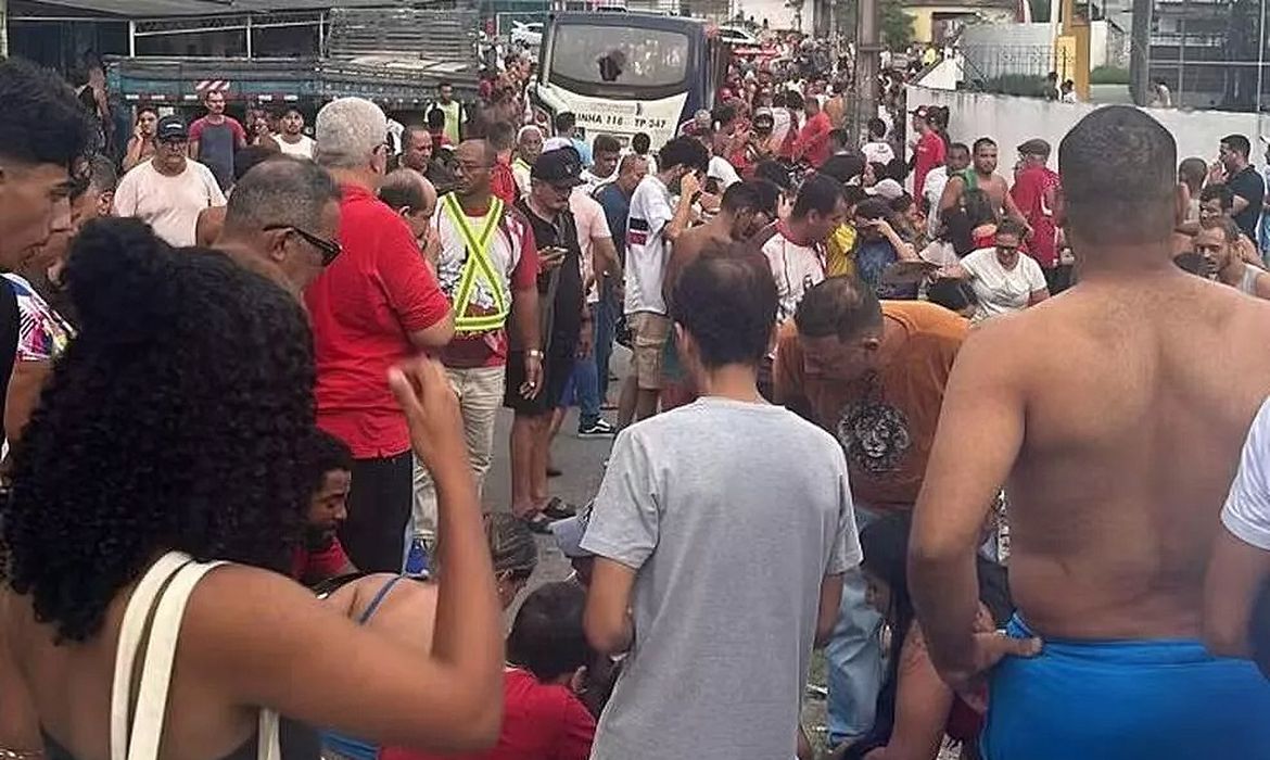 Pernambuco: Micro-ônibus atropela participanes de procissão, mata sete e deixa mais de 20 feridos. Foto: Reprodução/Redes Sociais