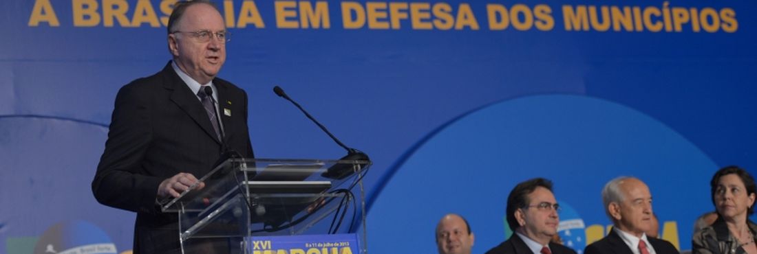 Brasília - O presidente da Confederação Nacional dos Municípios (CNM), Paulo Ziulkoski, discursa na abertura da 16ª Marcha a Brasília em Defesa dos Municípios