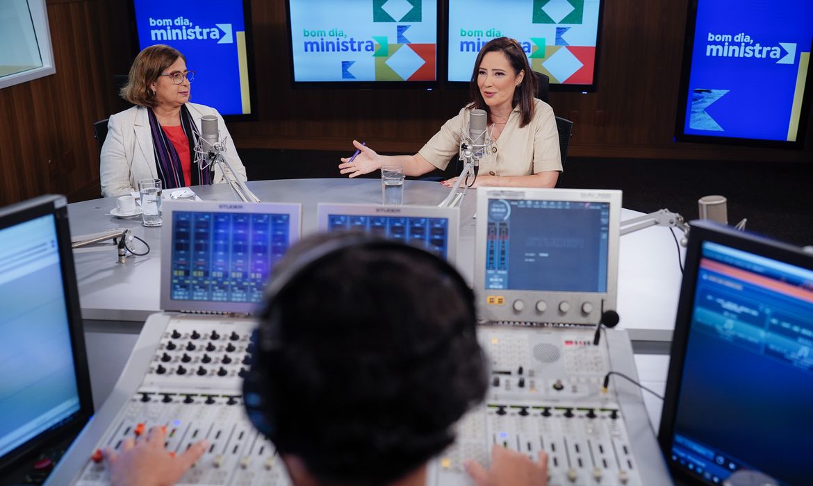 Brasília (DF), 06/03/2024, A ministra das Mulheres, Cida Gonçalves, durante entrevista no programa Bom Dia, Ministra, no estúdio da EBC. Foto: Rafa Neddermeyer/Agência Brasil