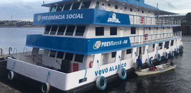 Barco da Previdência Social oferece serviços em São Paulo de Olivença (AM)