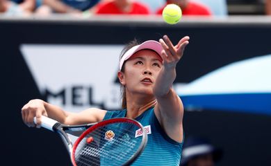 Tenista chinesa Peng Shuai saca durante partida do Aberto da Austrália em 2019 - desaparecida - assédio sexual - China
