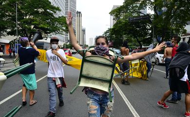 São Paulo - Os estudantes que protestam contra a reorganização do ensino paulista realizam novos atos na manhã desta quinta-feira (3) e bloquearam vias importantes de São Paulo. (Rovena Rosa/Agência Brasil)