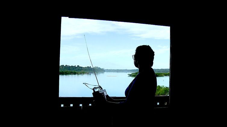 Cem anos do rádio no Brasil : ouvinte de Porto Maribel, no Pará, acompanha programação de rádio -Caminhos da Reportagem/TV Brasil/Divulgação