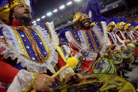 Escola de samba Ãguia de Ouro se apresenta na segunda noite do desfile de carnaval no SambÃ³dromo, em SÃ£o Paulo.