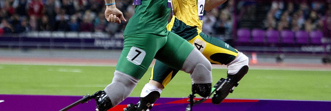 Alan Fonteles x Oscar Pistorius nos 200m rasos T11 Brasileiro Alan Fonteles vence a estrela Oscar Pistorius na disputa dos 200m rasos T11 (para amputados)