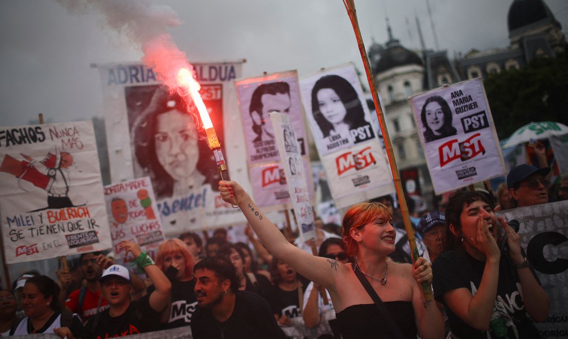 People hold placards with pictures of missing people, victims of Argentina's last dictatorship, during a demonstration to mark the 49th anniversary of the 1976 military coup, at Plaza de Mayo square in Buenos Aires, Argentina March 24, 2025. Reuters/Agustin Marcarian/Proibida reprodução