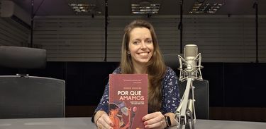 Apresentadora Isabela Azevedo com o livro &quot;Por que amamos&quot;, de Renato Noguera