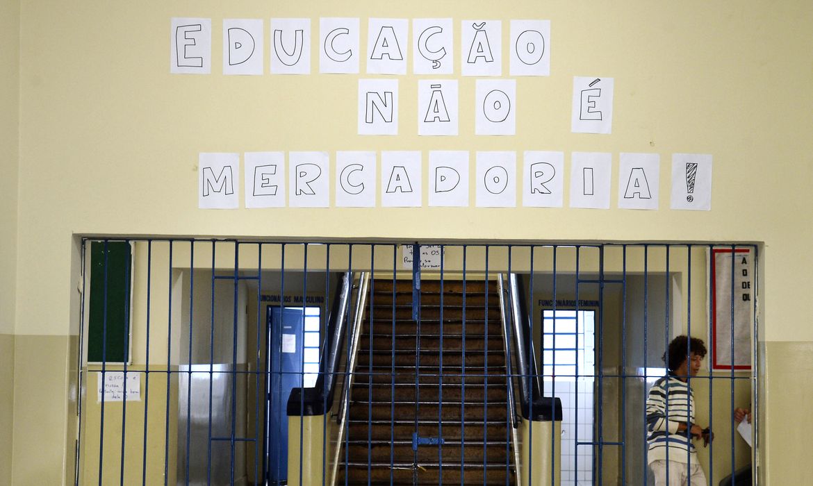Anapolis/GO - Alunos ocupam o Colegio Estadual Antesina Santana (Valter Campanato/Agência Brasil)