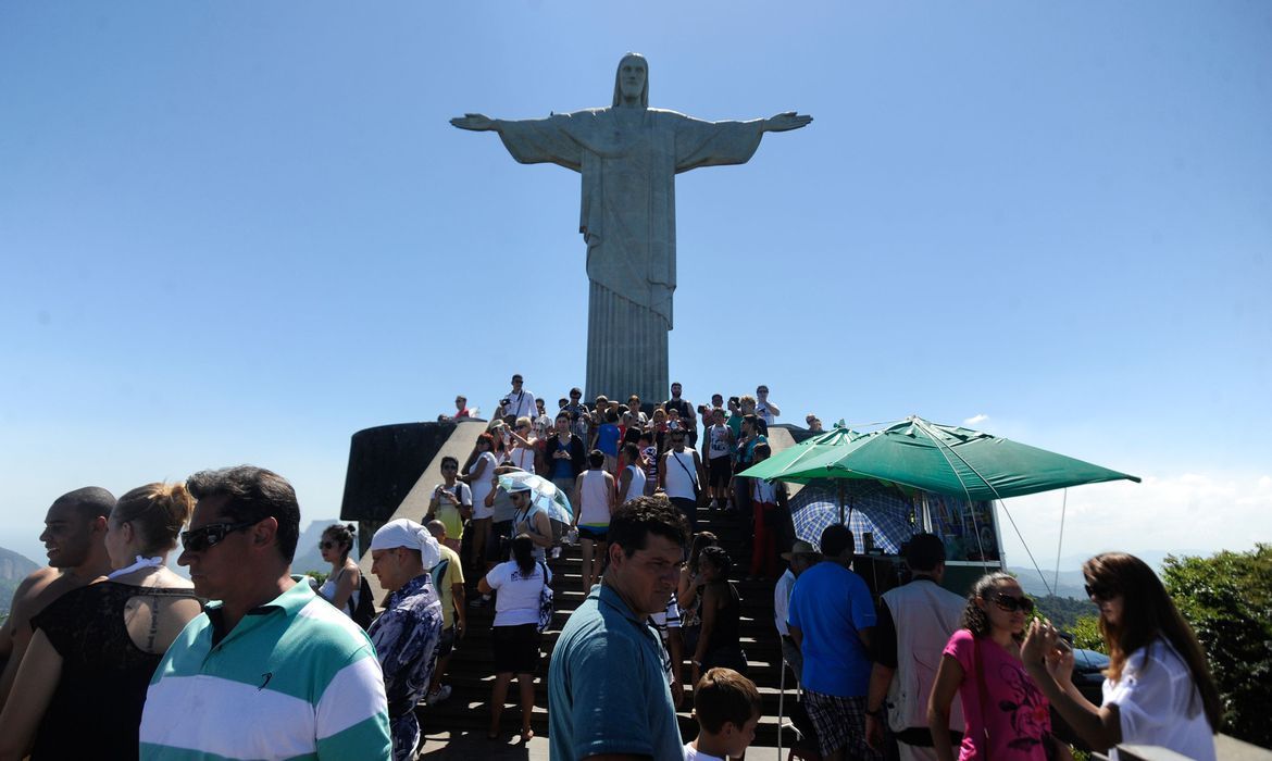  Dedo do Cristo Redentor danificado por raio começa a ser restaurado a partir de hoje (21). O dedo médio da mão direita do Cristo Redentor foi atingido por raio na noite do dia 16. 