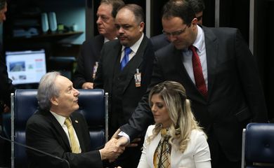 Brasília - O presidente do STF, Ricardo Lewandowski, cumprimenta o ex-ministro Nelson Barbosa durante o terceiro dia da sessão de julgamento do impeachment da presidenta afastada Dilma Rousseff (Marcelo Camargo/Agência Brasil)