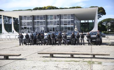 Militares e Veículos da Força Nacional de Segurança Pública do Brasil, em frente ao Supremo Tribunal Federal, na Praça dos Três Poderes  em Brasília