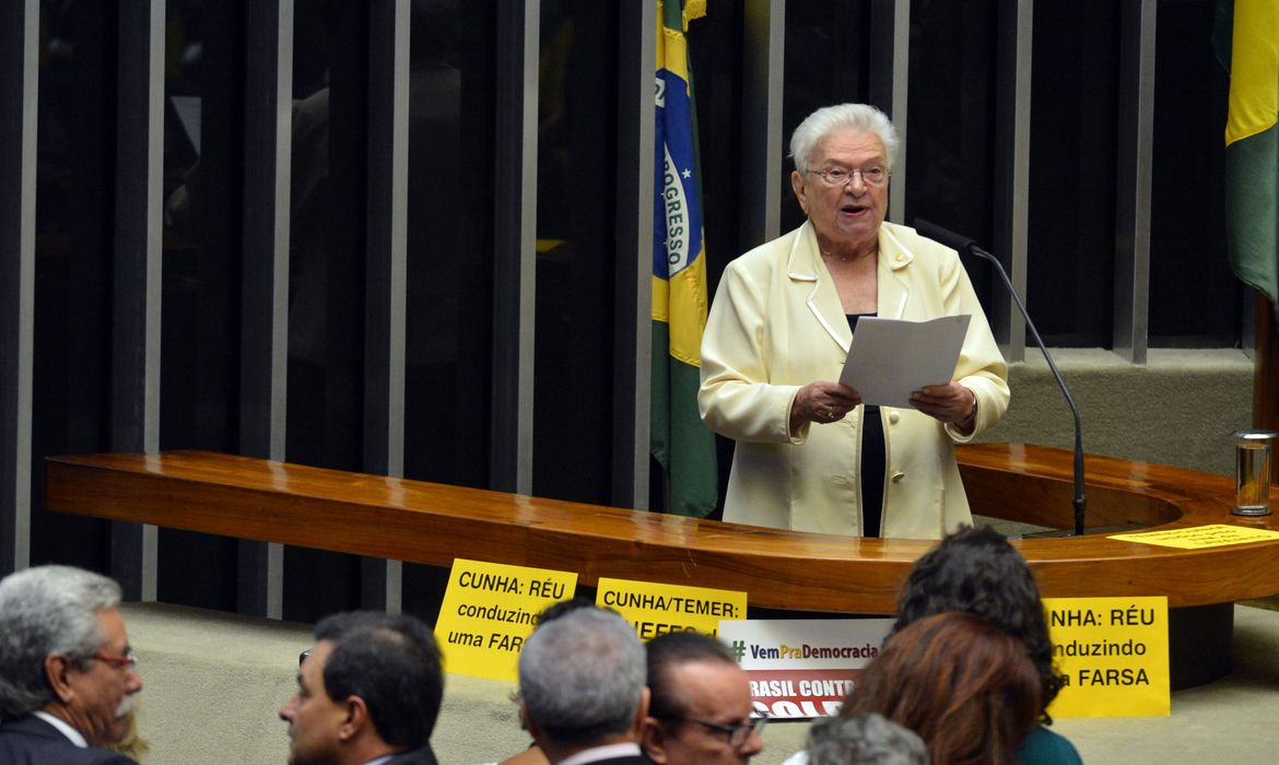 Brasília - Deputada Luiza Erundina (PSOL-SP) durante discussão, no plenário da Câmara, do processo de afastamento da presidenta Dilma Rousseff (Antonio Cruz/ Agência Brasil)