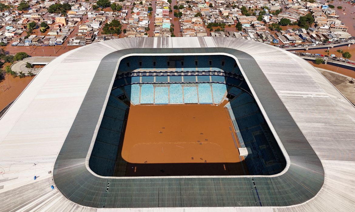 Vista aérea da Arena do Grêmio inundada em Porto Alegre
06/05/2024 REUTERS/Amanda Perobelli