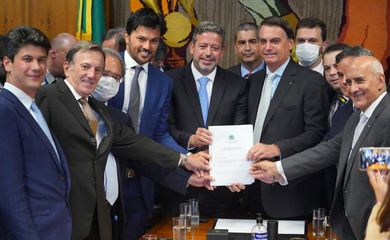 Presidente Bolsonaro entrega a Arthur Lira, presidente da Câmara dos Deputados, proposta de privatização dos Correios.
