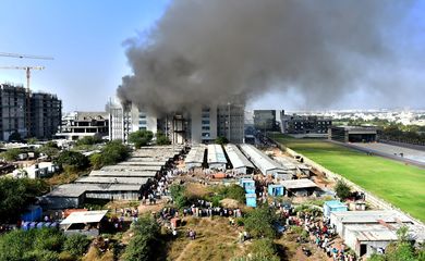 
A fumaça sobe após o início de um incêndio dentro do complexo do Serum Institute of India, em Pune