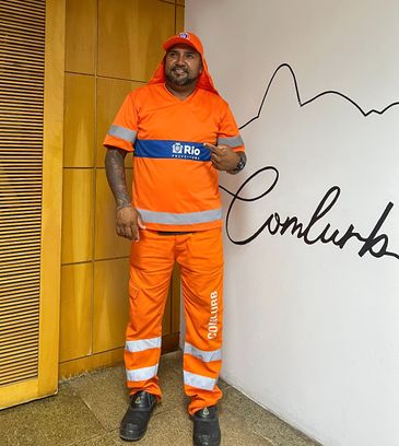 Rio de Janeiro (RJ) 20/02/2025 - A Companhia Municipal de Limpeza Urbana (Comlurb) começou a distribuir as novas blusas confeccionadas em Dry Fit como parte do uniforme dos garis do Rio de Janeiro. 
Foto: Comlurb/Divulgação