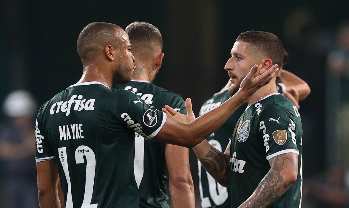 O jogador Zé Rafael, da SE Palmeiras, comemora seu gol contra a equipe do C Independiente Petrolero, durante partida válida pela fase de grupos, da Copa Libertadores, na arena Allianz Parque.
