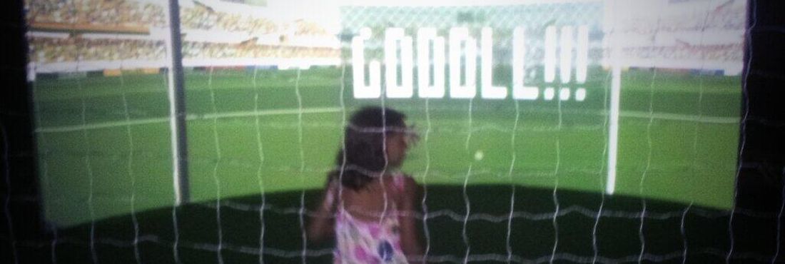 No estádio interativo do futebol, o visitante vira um goleiro que tem que defender um pênalti