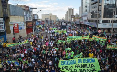 Cerca de 5 mil pessoas participaram da Marcha para Jesus - pela Família e pelo Brasil, em Taguatinga, cidade situada a 24 quilômetros de Brasília (José Cruz/Agência Brasil)