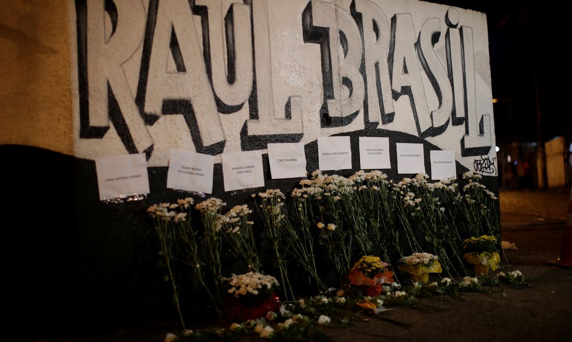 Homenagens florais às vítimas do tiroteio na escola Raul Brasil são vistas em Suzano, São Paulo, Brasil, em 13 de março de 2019. REUTERS / Ueslei Marcelino