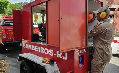 Rio de Janeiro (RJ) 11/02/2025 -  Corpo de Bombeiros combate incêndio em fábrica no bairro de Ramos.
Foto: CBMERJ/Divulgação