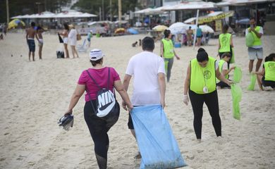  Ambientalistas, voluntários e estudantes participam da ação global que marca o Dia Mundial de Limpeza nas praias do Rio de Janeiro. 