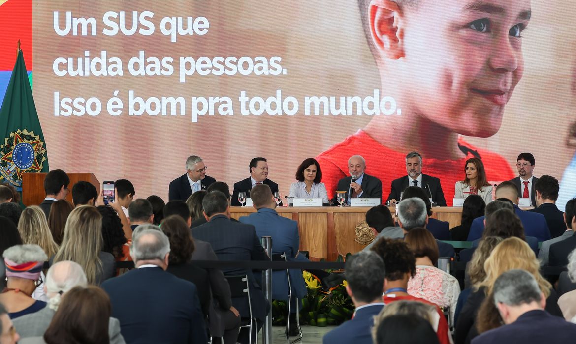Brasília (DF), 08/04/2024, O presidente Luiz Inácio Lula da Silva e a ministra da Saúde, Nísia Trindade, durante entrevista coletiva sobre questões relacionadas à saúde, como vacinação e combate à dengue, no Palácio do Planalto.  Foto: Antonio Cruz/ Agência Brasil