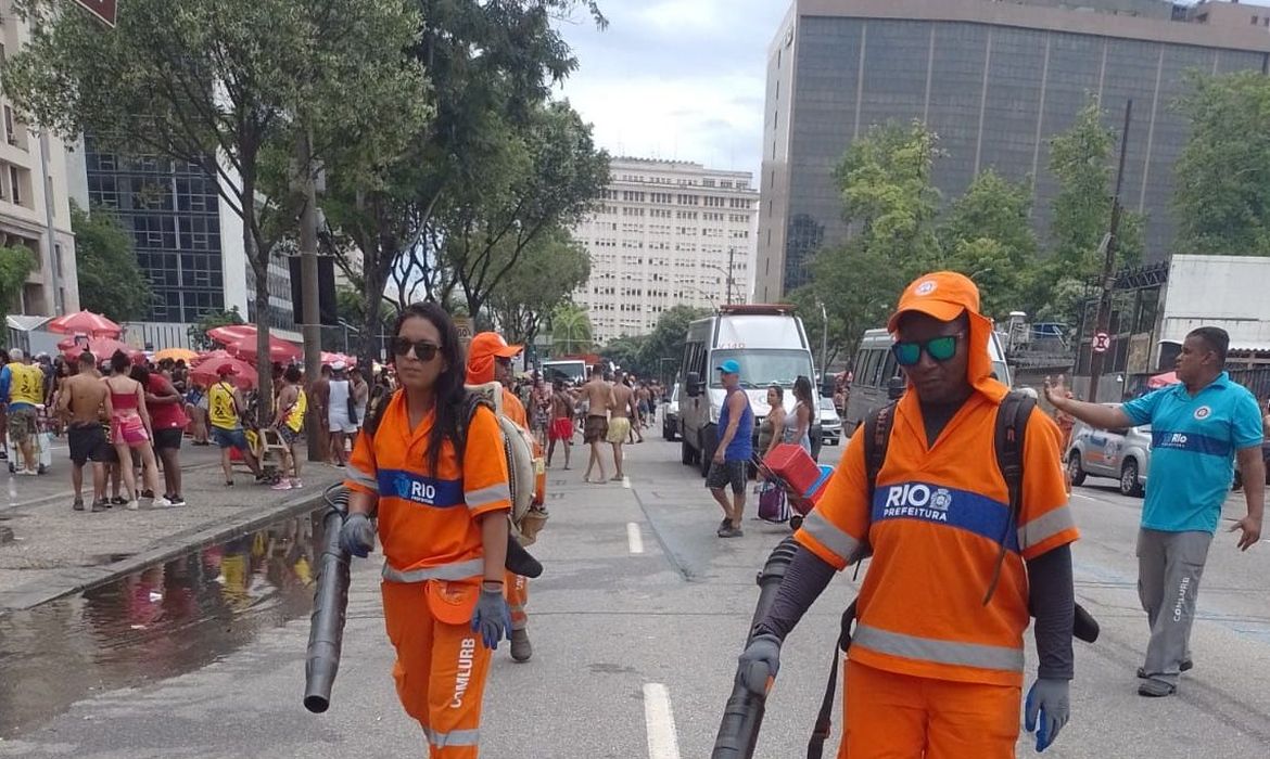 COMLURB REMOVE 105 TONELADAS DE RESÍDUOS DOS BLOCOS DE RUA NO FIM DE SEMANA
