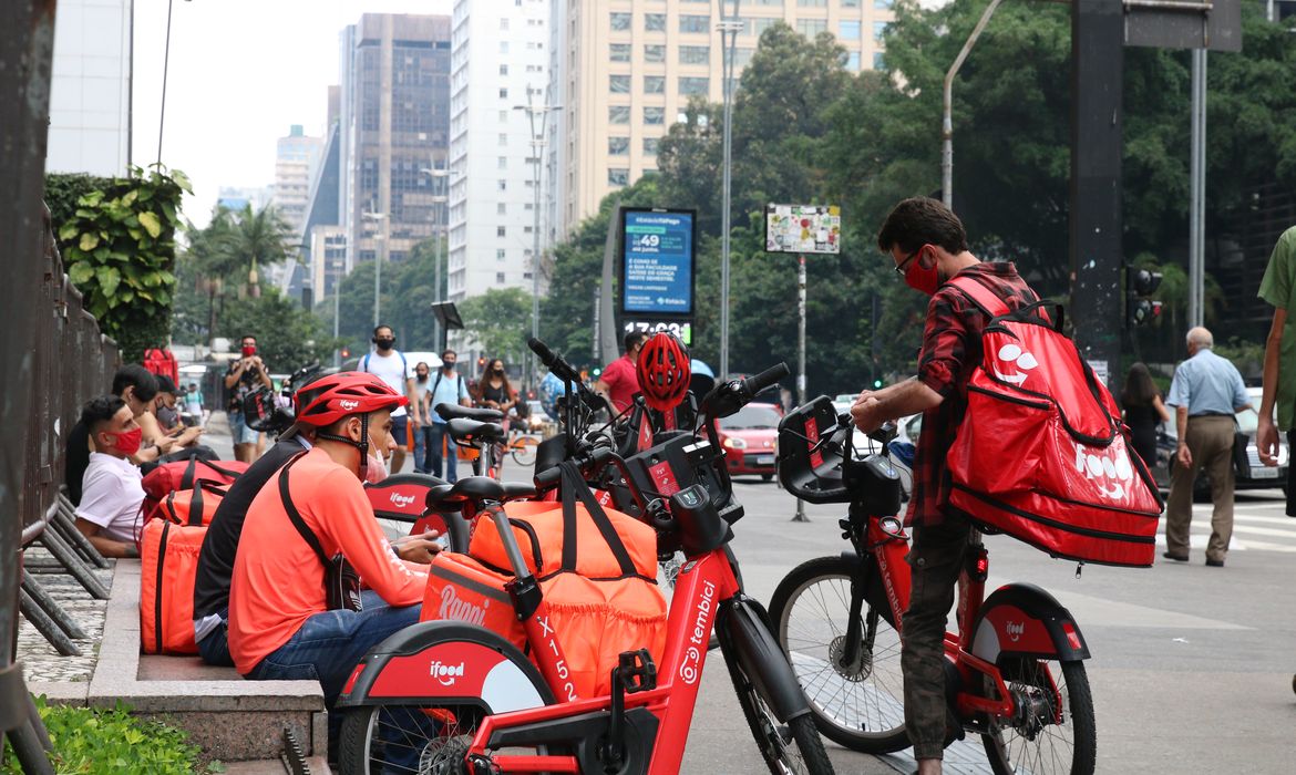 Entregadores de aplicativo esperam os pedidos na Avenida Paulista, durante a fase vermelha da pandemia de covid-19.