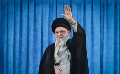 FILE PHOTO: Iran's Supreme Leader Ayatollah Ali Khamenei waves during the 36th anniversary of the death of the leader of Iran's 1979 Islamic Revolution, Ayatollah Ruhollah Khomeini, at Khomeini's shrine in southern Tehran, Iran June 4, 2025. Reuters/Office of the Iranian Supreme Leader/Proibida reprodução