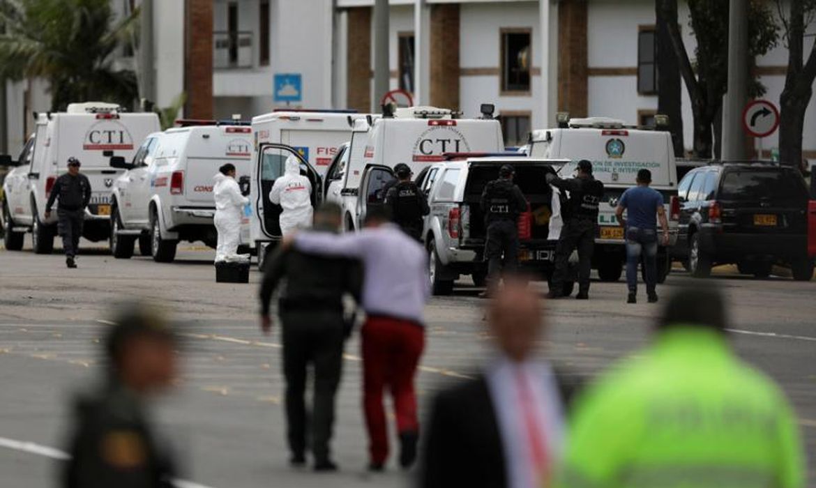 Pelo menos nove pessoas morreram no ataque à Academia de Polícia em Bogotá