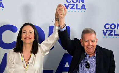 Venezuelan opposition leader Maria Corina Machado and opposition presidential candidate Edmundo Gonzalez raise their hands during a press conference following the announcement by the National Electoral Council that Venezuela's President Nicolas Maduro won the presidential election, in Caracas, Venezuela, July 29, 2024. REUTERS/Maxwell Briceno