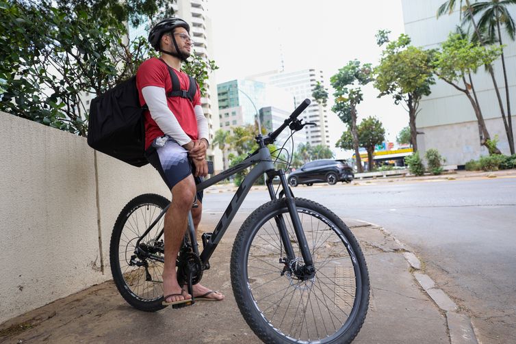 Brasília (DF) 23/09/2026 - O Entregador de bike Ítalo Alves, fala com a Agência Brasil sobre os desafios da profissão  Foto: Fabio Rodrigues-Pozzebom/ Agência Brasil