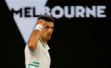 Djokovic gesticula durante final do Aberto da Austrália em fevereiro deste ano - 2021 - tênis