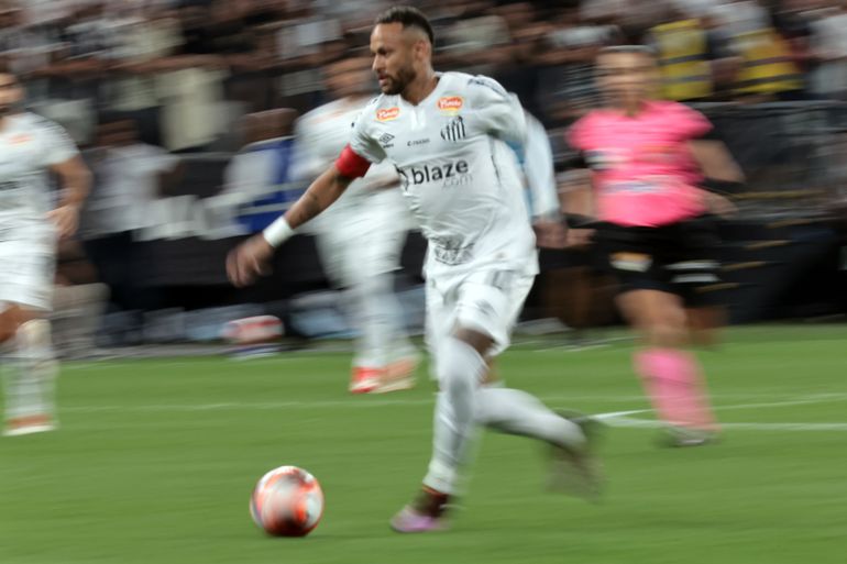 São Paulo (SP), 12/02/2025 - Jogador Neymar joga seu primeiro clássico após retorno ao futebol brasileiro. Lance de jogo entre Corinthians e Santos pelo Campeonato Paulista. Foto: Paulo Pinto/Agência Brasil