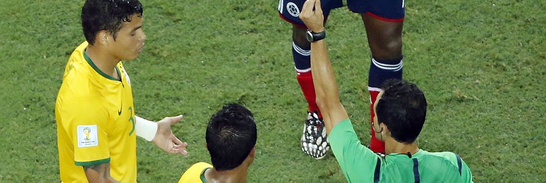 Thiago Silva leva cartão amarelo no jogo contra a Colômbia: o capitão terá que cumprir suspensão e vai desfalcar o Brasil na semifinal, contra a Alemanha