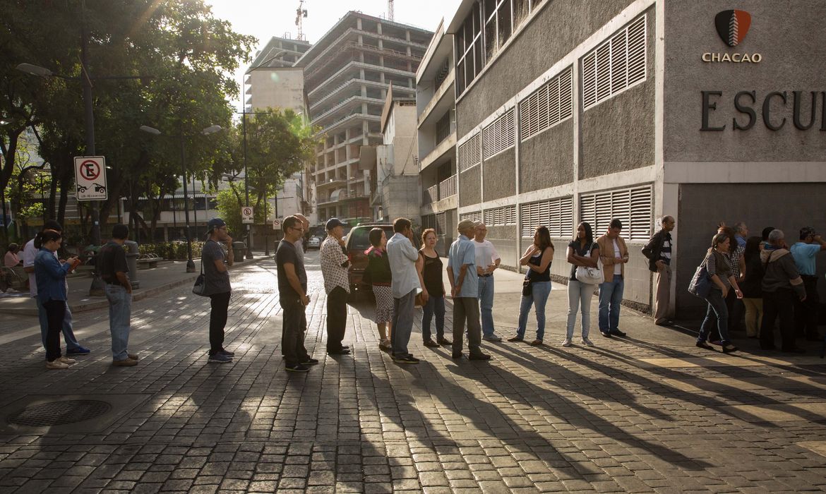 Vinte milhões foram convocados a votar neste domingo (20) na Venezuela