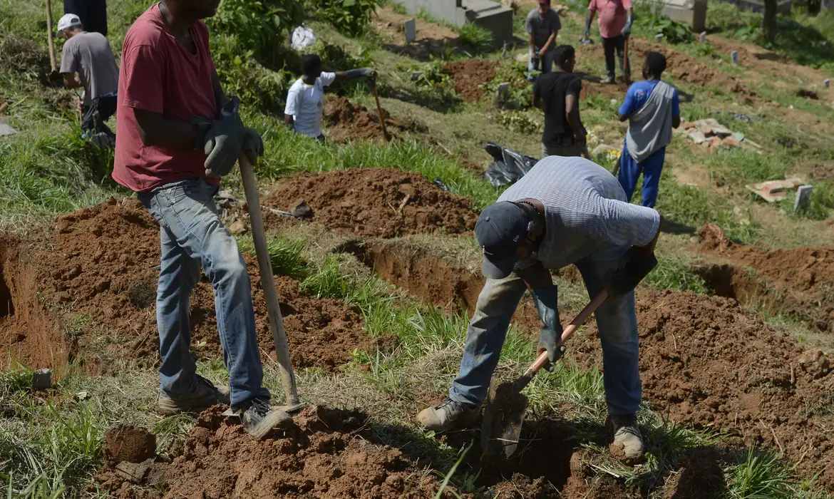 Cemitério Municipal de Petrópolis abre novas covas para enterro das vítimas das chuvas