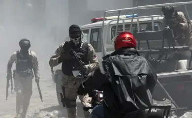 FOTO DE ARQUIVO: Porto Príncipe, Haiti, 19/08/024. Policiais patrulham após dispersar manifestantes, que pediam ajuda ao governo e às forças de segurança depois que gangues atacaram bairros e incendiaram casas, em Reuters/Ralph Tedy Erol/Proibida reprodução