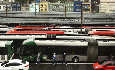 São Paulo - Motoristas e cobradores de ônibus da capital paulista fazem paralisação contra o aumento de 2,31% oferecido pelas empresas. A categoria reivindica aumento de 5%  (Rovena Rosa/Agência Brasil)