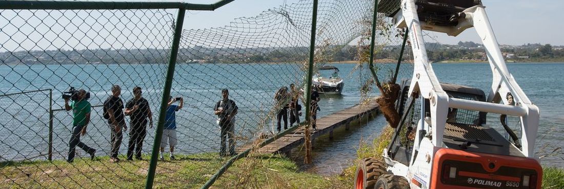 A Agência de Fiscalização do Distrito Federal (Agefis) inicia derrubada de construções irregulares na orla do Lago Paranoá