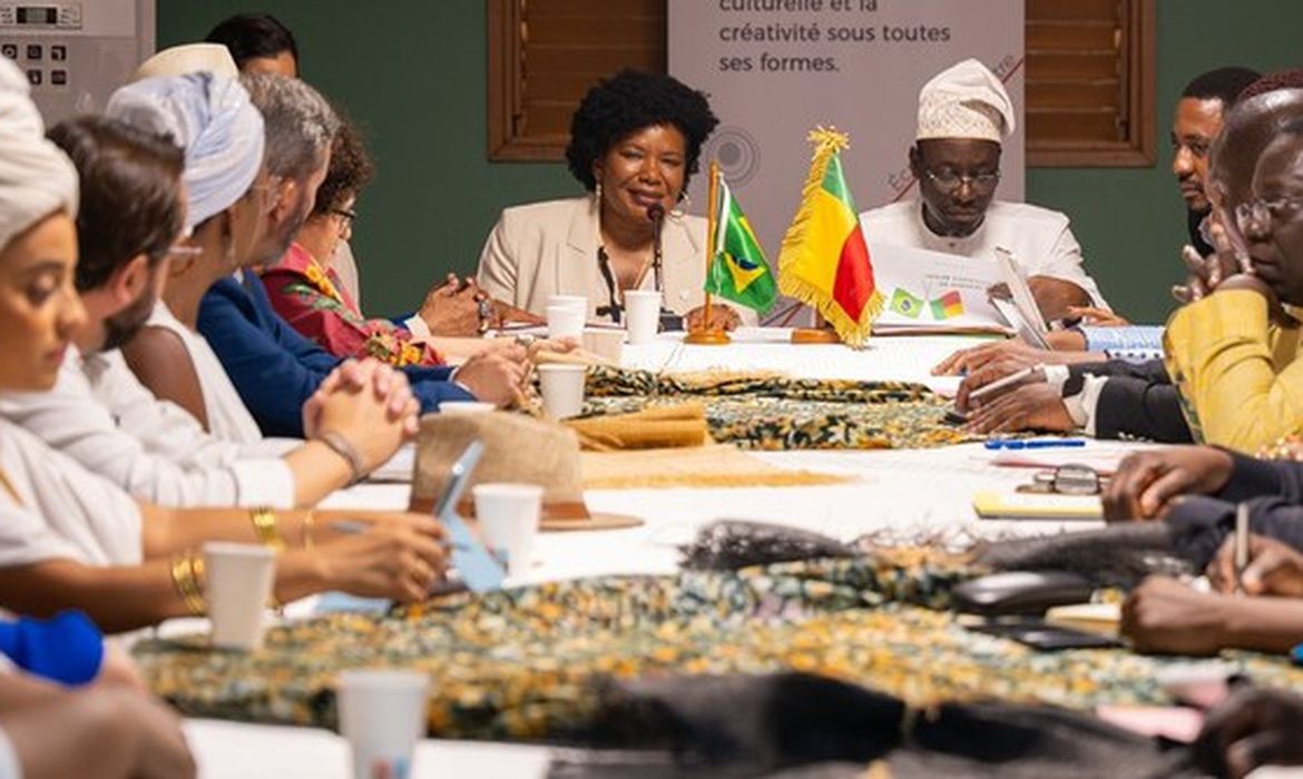Brasil e Benin instalam comitê de cooperação cultural. 