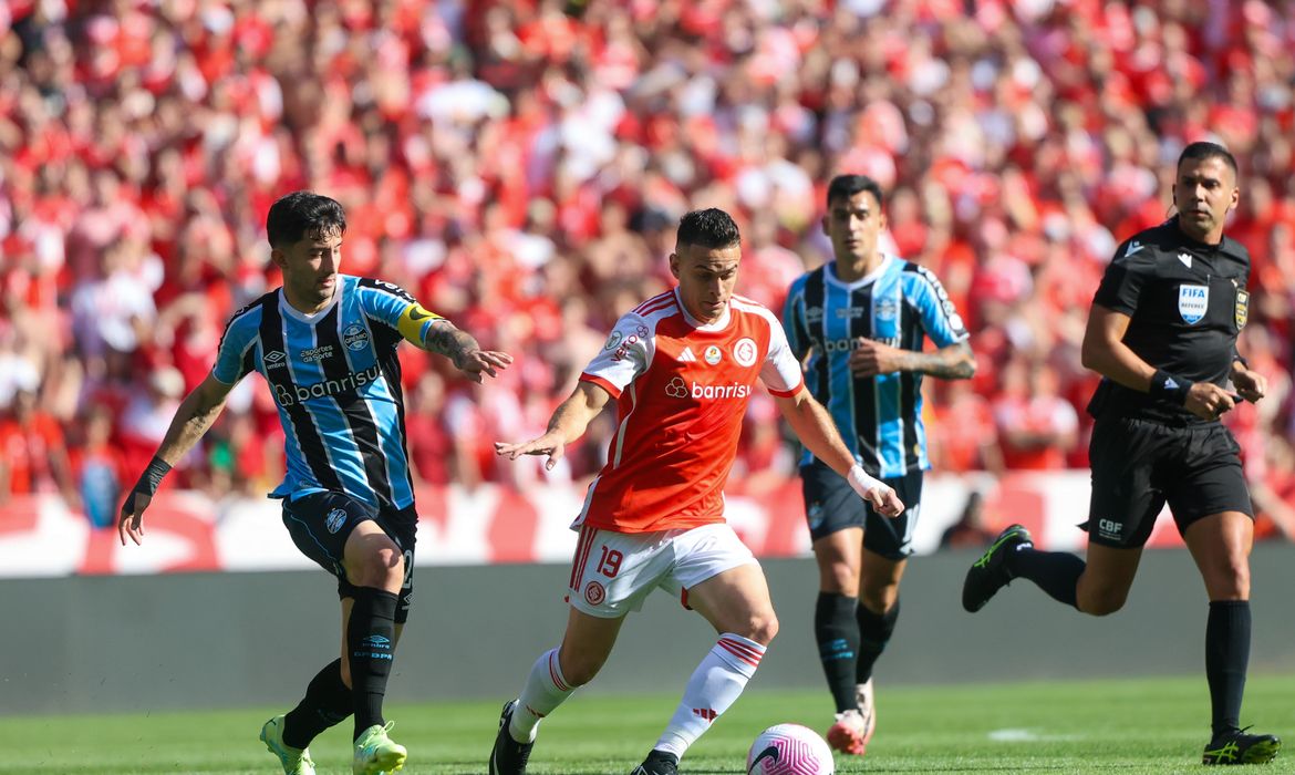 Internacional vence Grêmio com gol de Borré e se aproxima do G4